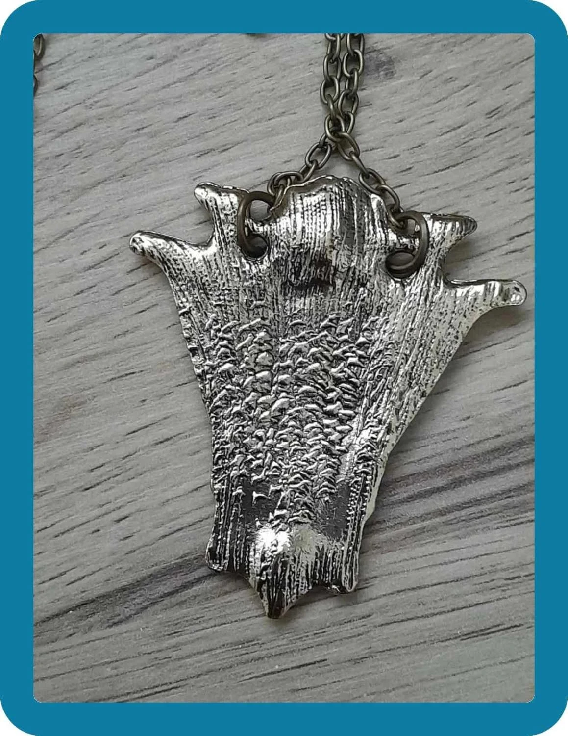 Pendant necklace that represents the Volturi Family in the twilight saga. – photo 3
